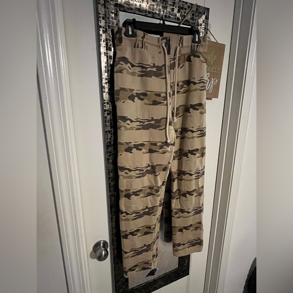 A fun and comfy pair of sweatpants/ joggers. 2 front and a rear pocket.
